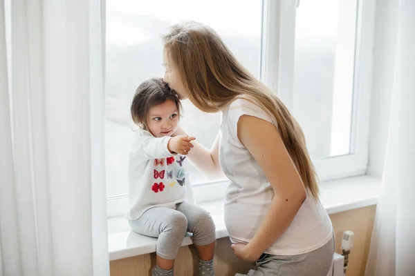 Una Madre Embarazada Está Pie Cerca Ventana Con Hijita — Foto de Stock