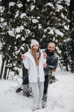 Ormanda karla oynayan çift.