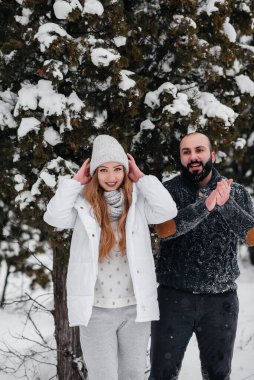 Ormanda karla oynayan çift.