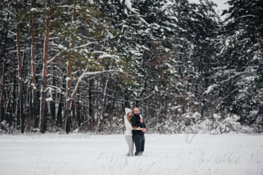 Ormanda karla oynayan çift.