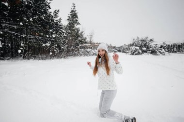 Ormanda karla oynayan çift.