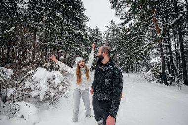 Ormanda karla oynayan çift.