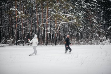 Ormanda karla oynayan çift.