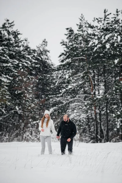 Paar Spielt Wald Mit Schnee — Stockfoto