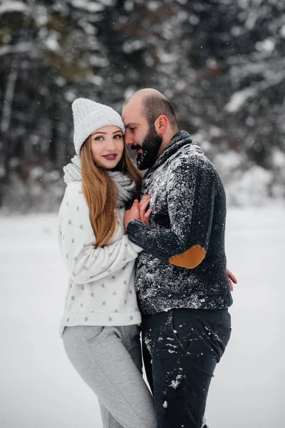 Coppia Che Gioca Con Neve Nel Bosco — Foto Stock