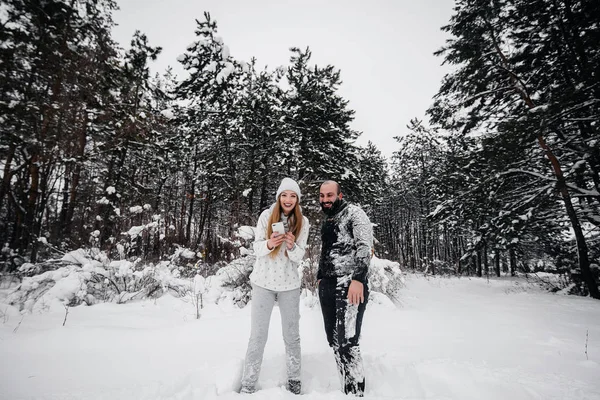 Couple Jouant Avec Neige Dans Forêt — Photo