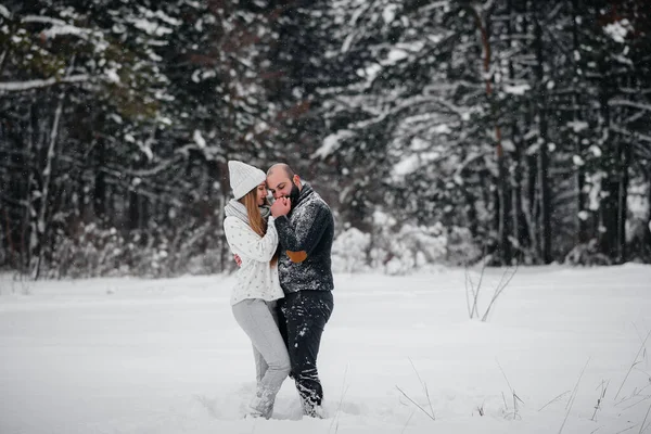 Pár Hrající Sněhem Lese — Stock fotografie