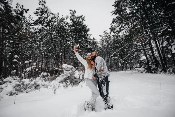 Pareja Jugando Con Nieve Bosque —  Fotos de Stock