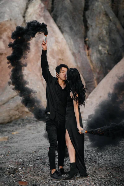 Casal Asiático Apaixonado Acendeu Bombas Fumaça Negra Nas Montanhas Fumaça — Fotografia de Stock