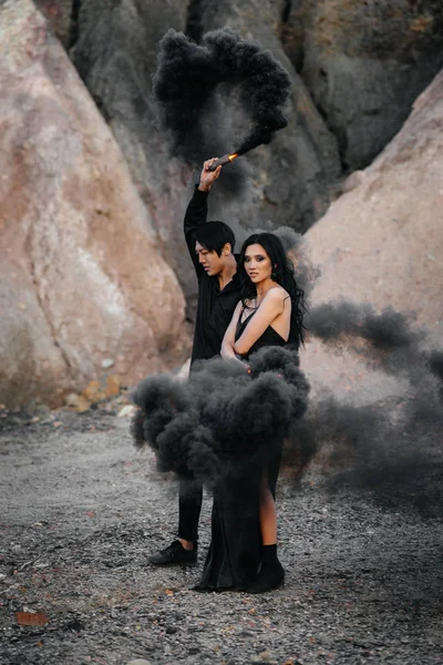 Casal Asiático Apaixonado Acendeu Bombas Fumaça Negra Nas Montanhas Fumaça — Fotografia de Stock