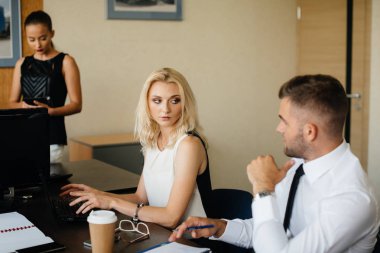 Ofisteki başarılı çalışanlar yeni projeleri tartışıyor. İş, Finans