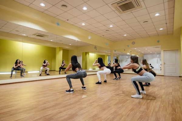 Grupo Meninas Estão Envolvidas Aptidão Sob Orientação Treinador Experiente Fitness — Fotografia de Stock