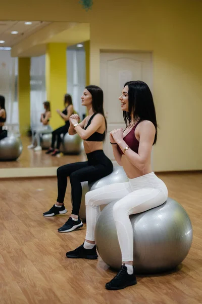 Een Groep Jonge Meisjes Bezig Met Fitness Ballen Gezonde Levensstijl — Stockfoto