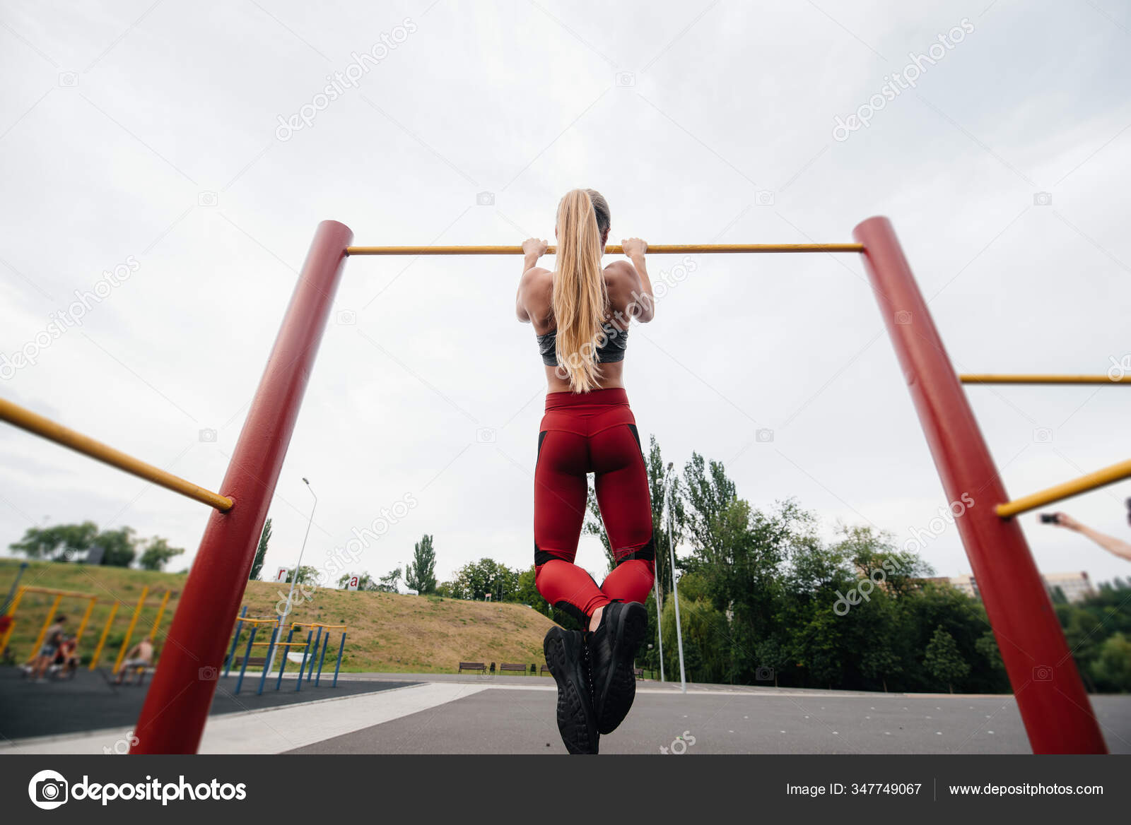 Sexy Girl Est Tiré Vers Haut Sur Une Barre Horizontale image libre de