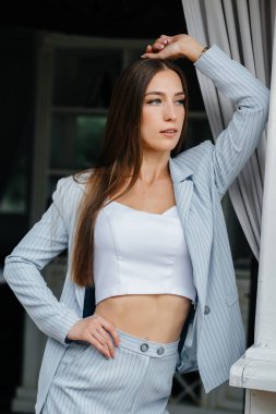 Rahatlarken poz veren güzel bir genç kız, iş kadını. Rahatlama.