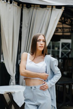 Rahatlarken poz veren güzel bir genç kız, iş kadını. Rahatlama.