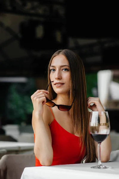 Menina Bonita Senta Bebe Vinho Varanda Uma Bela Casa Férias — Fotografia de Stock