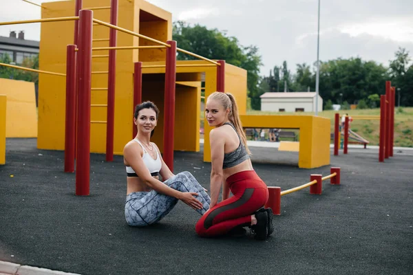 Αθλητικά Σέξι Κορίτσια Εκτελούν Ασκήσεις Κοιλιακών Στην Ύπαιθρο Γυμναστική Υγιεινός — Φωτογραφία Αρχείου