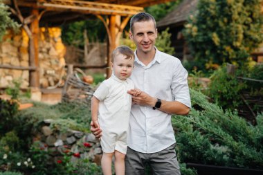 Baba ve oğul gün batımında parkta yürüyorlar. Mutluluk. Aşk