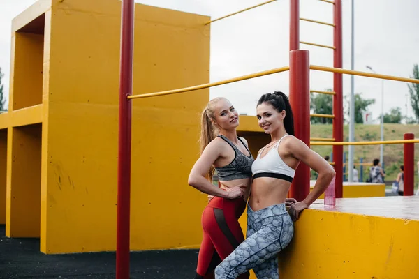 Meninas Atléticas Sensuais Praticam Esportes Livre Fitness Estilo Vida Saudável — Fotografia de Stock