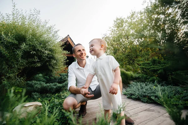 Pai Filho Caminhar Parque Pôr Sol Felicidade Amor — Fotografia de Stock