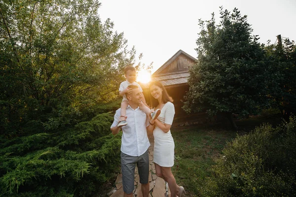 Bonne Famille Avec Leur Fils Marchant Dans Parc Coucher Soleil — Photo