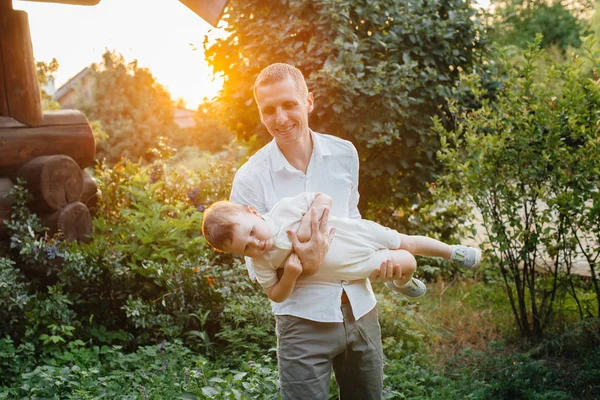 Padre Figlio Passeggiano Nel Parco Tramonto Felicità Amore — Foto Stock