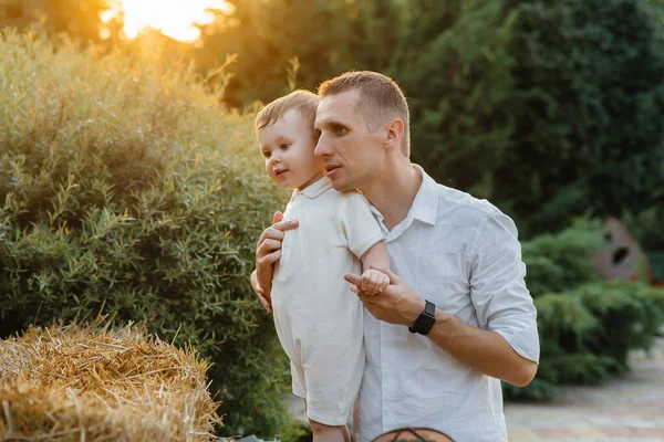 Pai Filho Caminhar Parque Pôr Sol Felicidade Amor — Fotografia de Stock