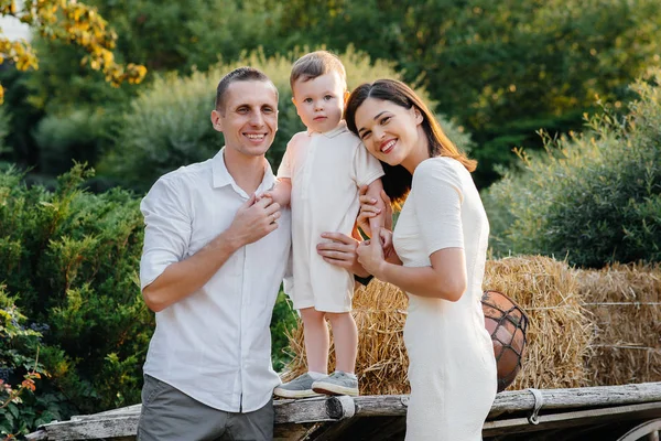 Famiglia Felice Con Figlio Che Passeggia Nel Parco Tramonto Felicità — Foto Stock