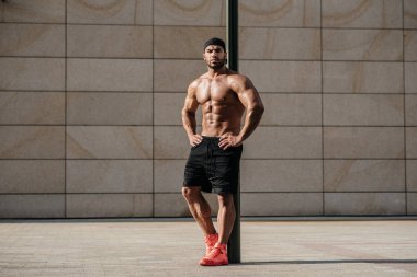 Sıcak güneşte üstsüz poz veren seksi adam. Fitness. Yaşam biçimi