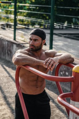 Spor sahasında antrenman yapan bir fitness sporcusu. Sağlıklı yaşam tarzı
