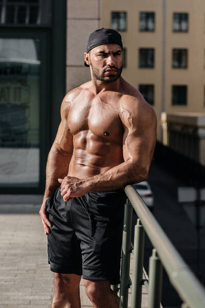 Сексуальный спортсмен отстой и позирует топлесс. Европа.