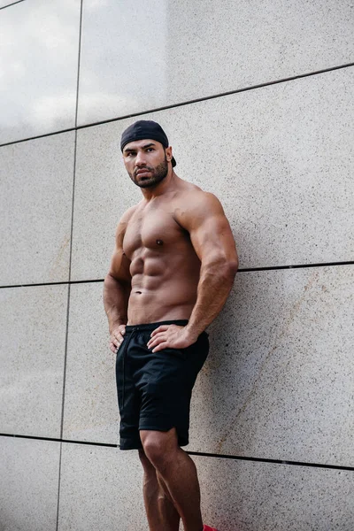 Desportista Sexy Fica Topless Perto Parede Fitness Musculação — Fotografia de Stock