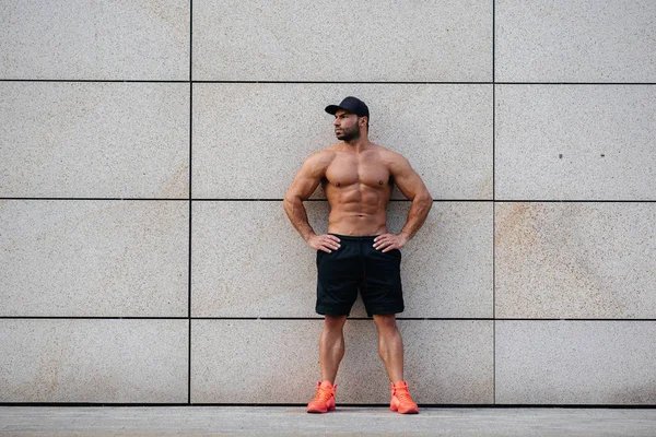 Sexig Idrottsman Står Topless Nära Väggen Fitness Bodybuilding — Stockfoto