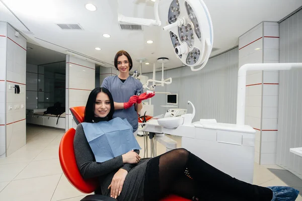 Doctor Shows Cast Patient Jaw Dentistry — Stock Photo, Image