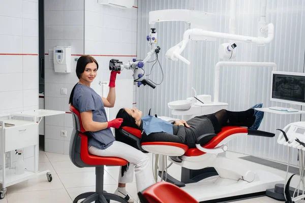 Tandläkaren Tittar Genom Ett Mikroskop Och Utför Operation Patienten — Stockfoto