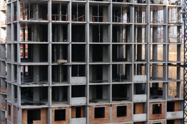 Metropolün merkezinde vinçleri olan modern bir gökdelen inşa ediliyor. İnşaat