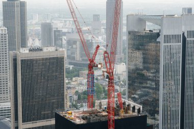 Metropolün merkezinde vinçleri olan modern bir gökdelen inşa ediliyor. İnşaat