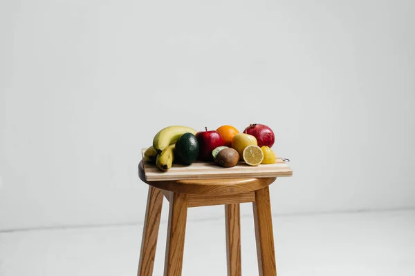 Verschiedene Reife Früchte Auf Einem Holzbrett Auf Weißem Hintergrund Gesunde — Stockfoto