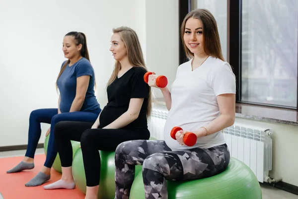 Grupo Madres Embarazadas Jóvenes Dedican Pilates Deportes Pelota Club Fitness —  Fotos de Stock