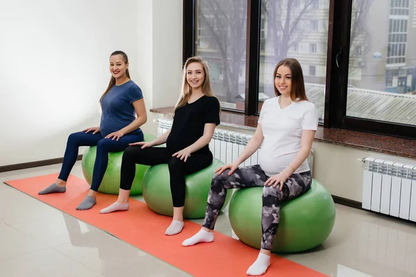 Bir Grup Hamile Anne Bir Fitness Kulübünde Pilates Top Sporu — Stok fotoğraf