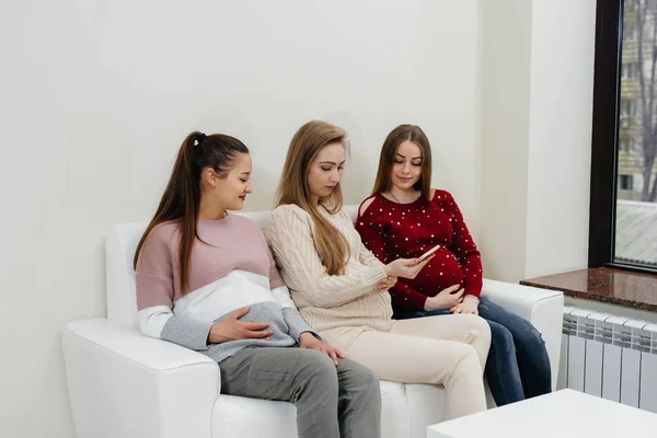 Έγκυες Κοπέλες Κάθονται Στον Καναπέ Και Διασκεδάζουν Κουβεντιάζοντας Κύηση Και — Φωτογραφία Αρχείου