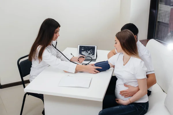 Médico Mide Presión Una Niña Embarazada Clínica Embarazo Atención Médica — Foto de Stock