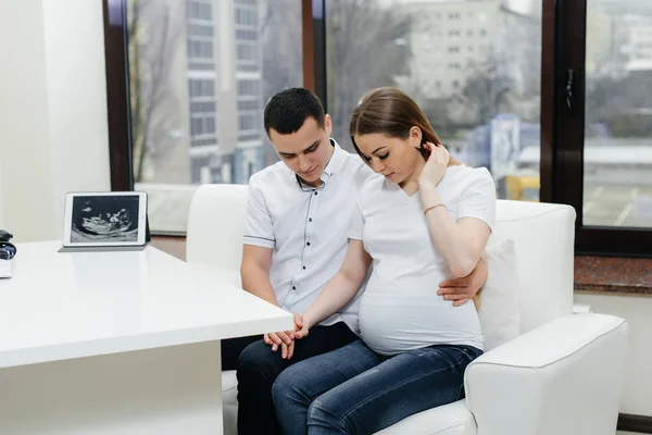 一对年轻夫妇在超声波检查后在妇科医生的会诊中 怀孕和保健 — 图库照片