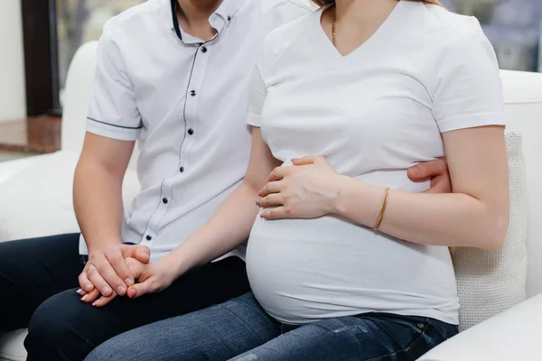 Ett Ungt Par Gynekologkonsultation Efter Ultraljud Graviditet Och Sjukvård — Stockfoto