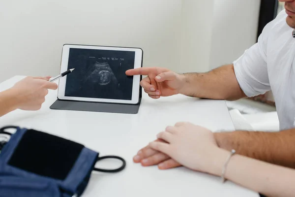 Detailní Záběr Ultrazvuku Dítěte Tabletu Během Konzultace Lékařem Medicína — Stock fotografie