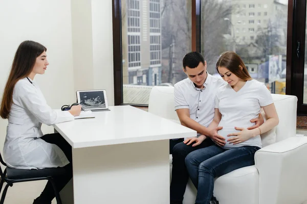 Una Pareja Joven Esperando Bebé Para Consultar Ginecólogo Después Ultrasonido — Foto de Stock