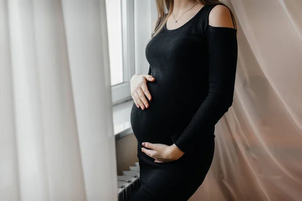 Μια Έγκυος Αγγίζει Την Κοιλιά Της Στο Διαμέρισμα Κοντινό Πλάνο — Φωτογραφία Αρχείου