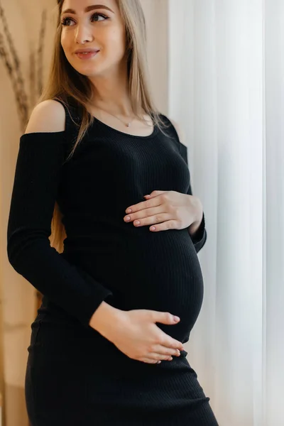 Vacker Gravid Flicka Står Ett Rum Nära Fönstret — Stockfoto