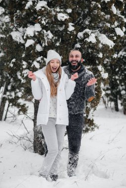 Ormanda karla oynayan çift.